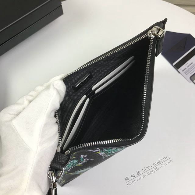 prada手包 普拉達新款皮革手拿包 2NH005 PRADA十字紋牛皮黑色手拿包  pyd2242